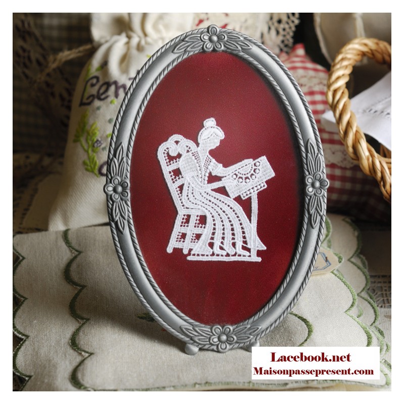 Cadre étain dentellière